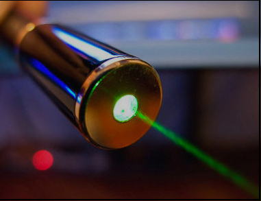 Лазерная система способна излучать свет только в одном направлении?